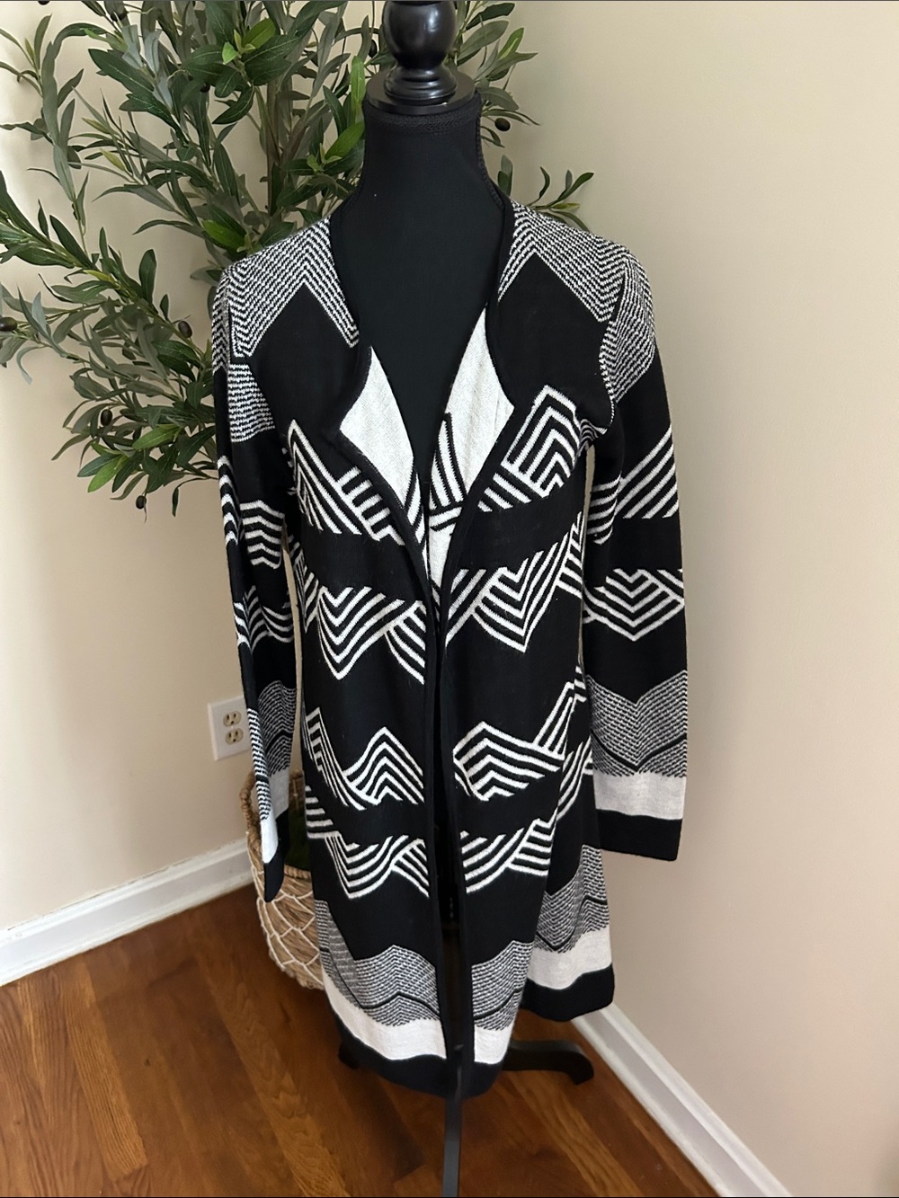 Cocogio Black & White Geometric Open-Front Knit Cardigan